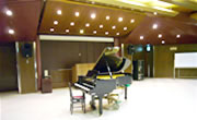 大会議室のピアノ